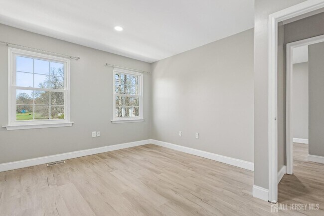 Building Photo - 1216 Thomas Ave