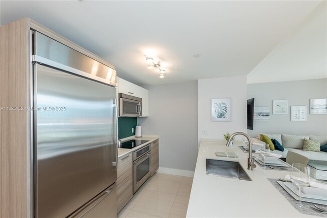 Building Photo - 1300 Brickell Bay Dr