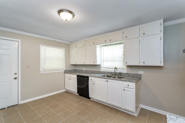 Building Photo - 3 Bedroom/2 Bath Move in Ready!
