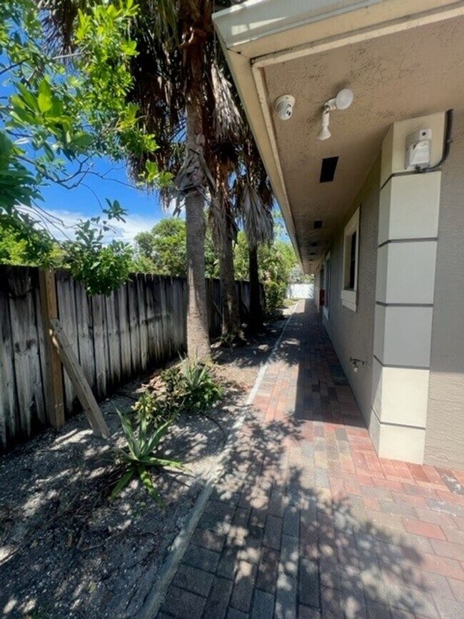 Building Photo - 1045 Villas LLC (1035 NE 10th Ave)