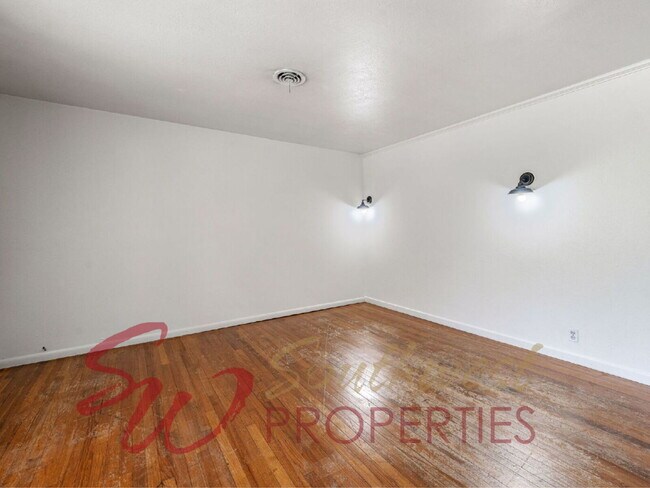Building Photo - 4 Bedroom Home Just One Block from Campus | 2 Living Areas + Corner Lot