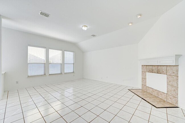 Building Photo - 2710 Logan Dr