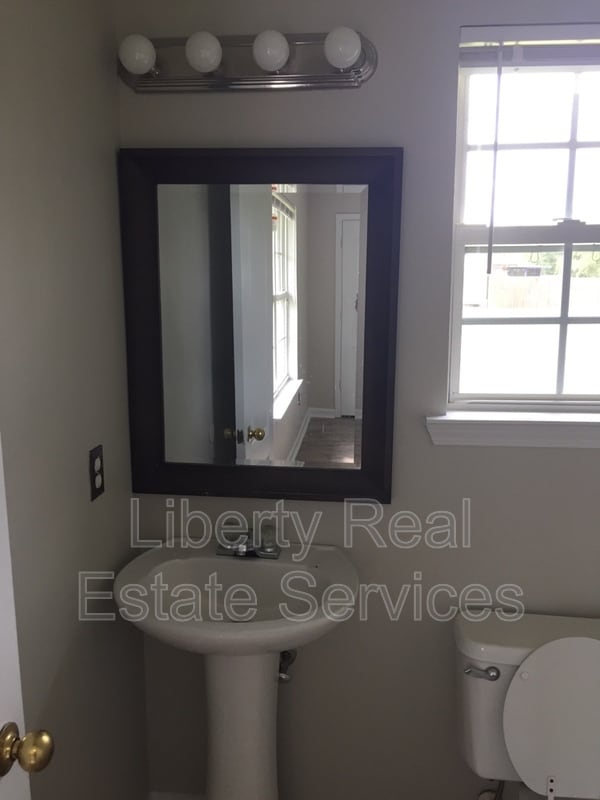 Building Photo - 936 Poppleton Dr