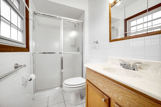 Building Photo - 4 Bed 2.5 Bath in Des Plaines