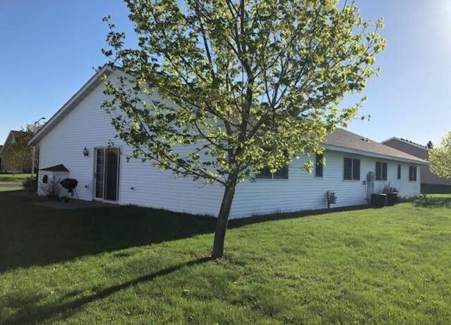 Building Photo - 634 Sycamore Dr