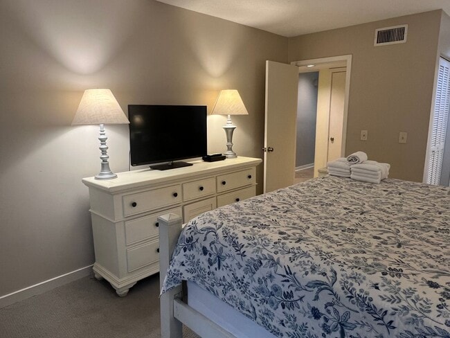 Building Photo - Unfurnished First Floor 3BR Condo in Sea P...