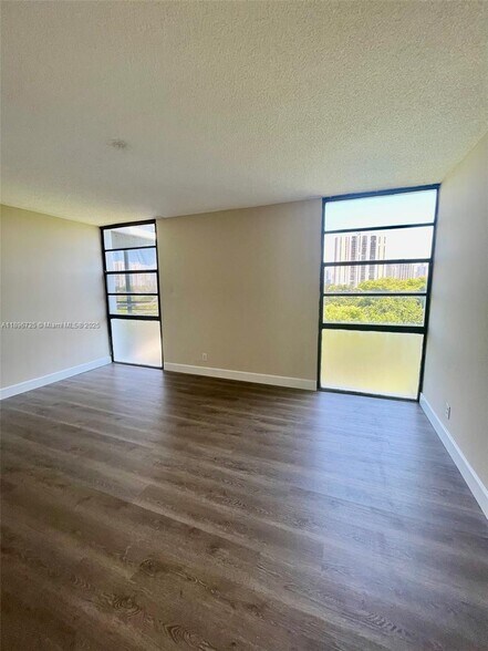 Building Photo - 20400 W Country Club Dr