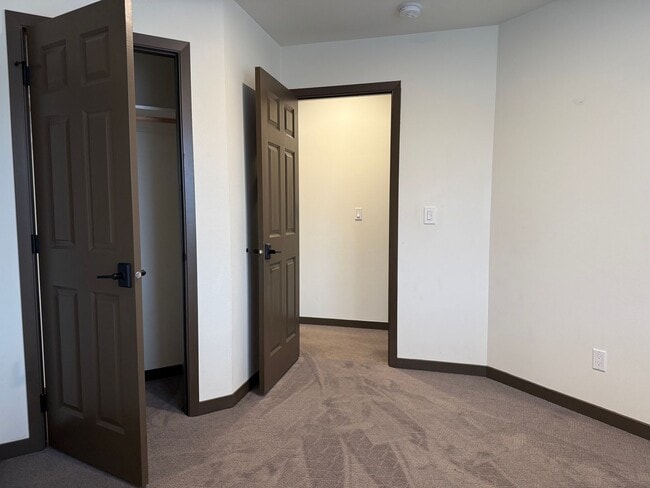 Building Photo - Stunning 4 Bedroom Townhome - $500 SPECIAL MOVE IN CREDIT