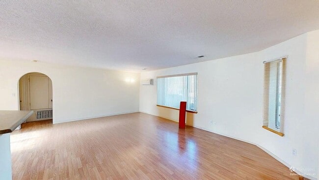 Building Photo - Centrally located 3 bed 3 bath home.