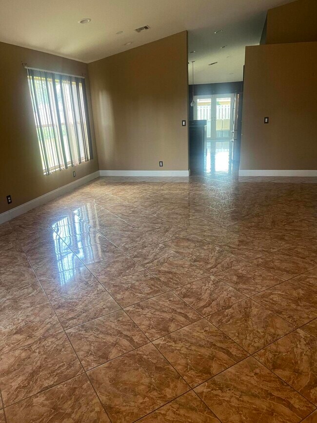 Building Photo - 5472 Club Cir