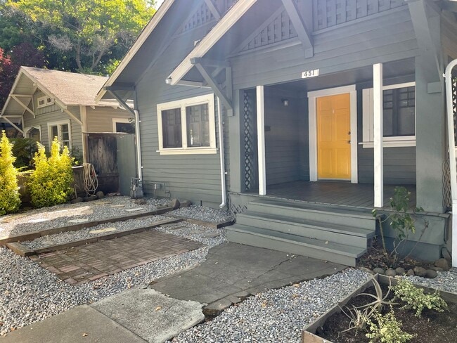 Building Photo - 8th &amp; Orient