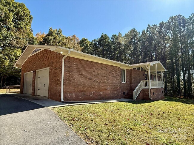 Building Photo - 925 Perth Rd