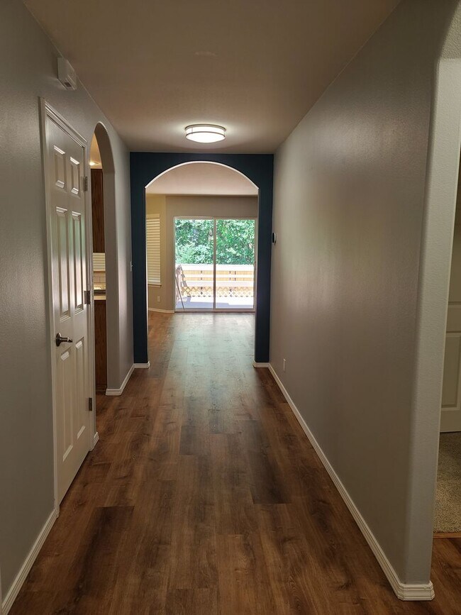 Building Photo - 2056 Doe Dr