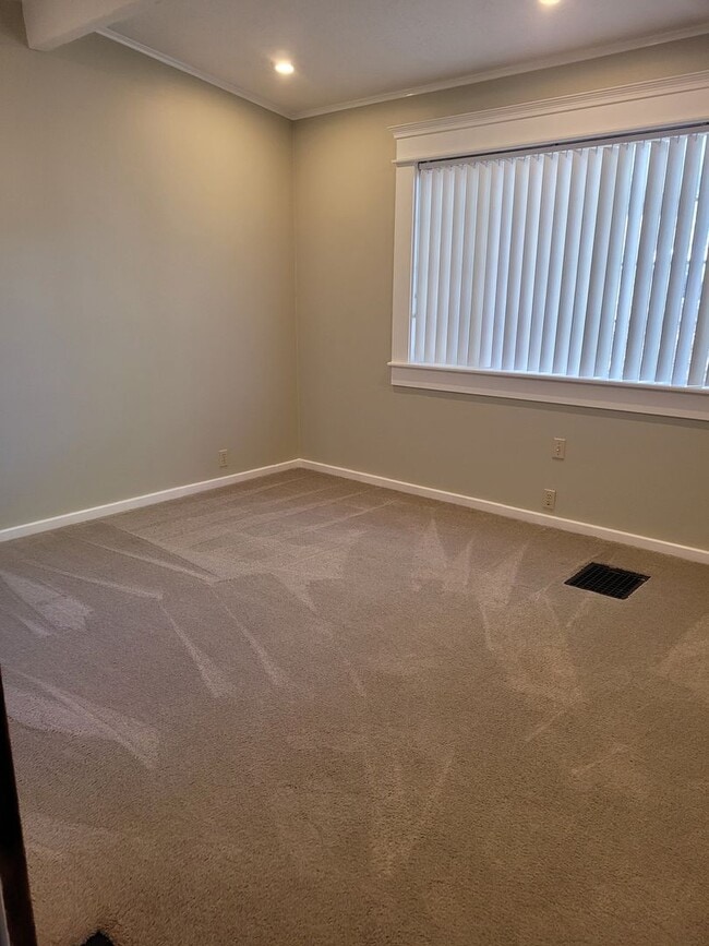 Building Photo - 3 bedroom 2 bath