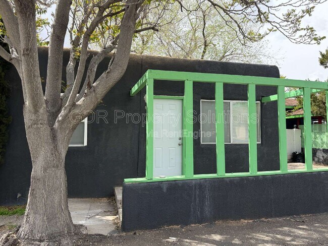 Building Photo - 301 Sierra Dr SE