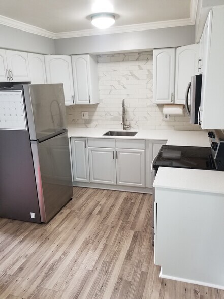 Building Photo - 4030 W 13 Mile Rd