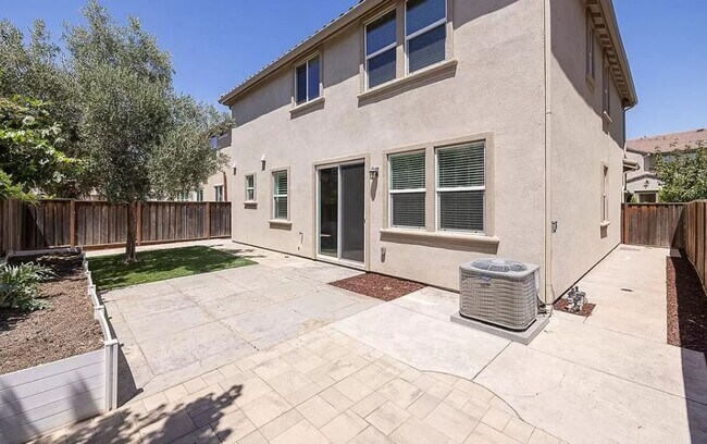 Building Photo - $4195.00 - Gorgeous and Ready for Move-In! Spacious 4 Br / 2.5 Ba in South Gilroy