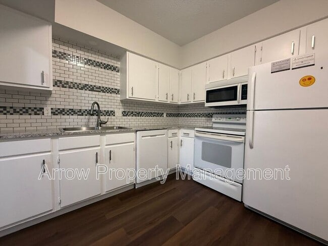 Building Photo - 526 S 25th St