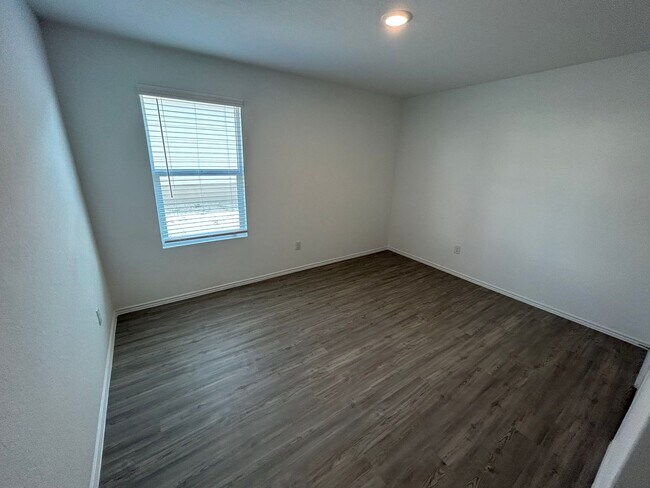 Building Photo - Modern 4-Bedroom Living with Community Pool Access!