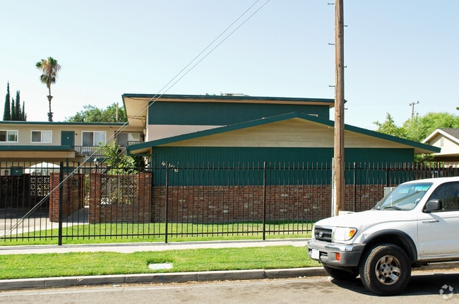Building Photo - 4776 E Clay Ave