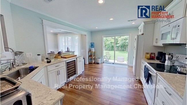 Building Photo - 4 BD/2.5 BA off Middle Sound Loop w/ Large...