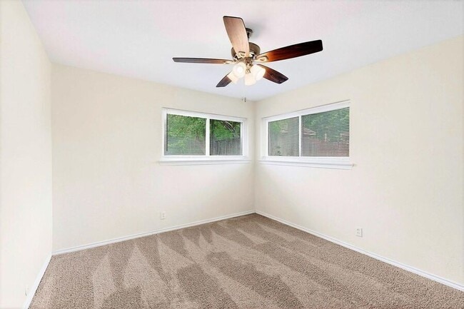 Building Photo - 3632 Venice Dr