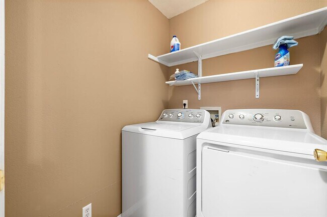 Building Photo - 400 Debora Dr