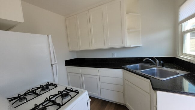Building Photo - Newly Renovated Home