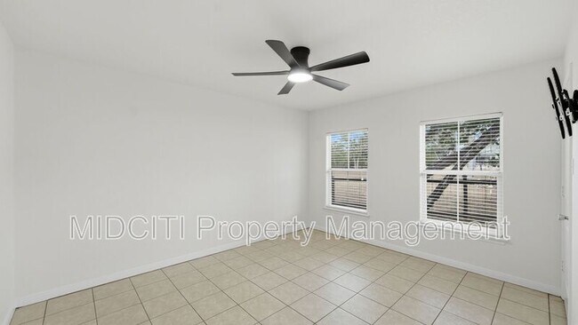 Building Photo - 1361 Bob White Dr