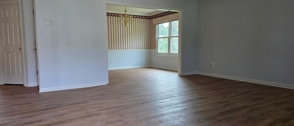 Building Photo - 13606 Saddlecreek Dr