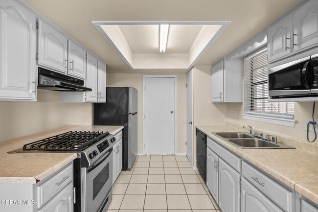 Building Photo - 5640 Van Horn Dr