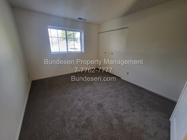 Building Photo - Spacious 3 bedroom, 2 bath~3316 Hoen Avenu...