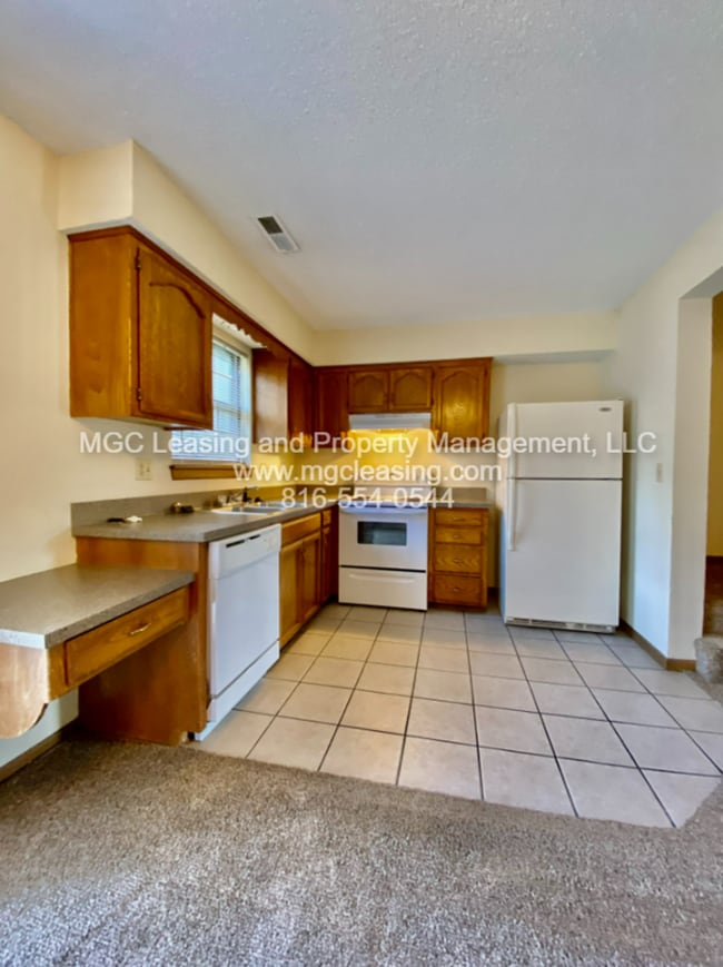 Building Photo - Spacious Lee's Summit Townhome- Sign a 15-...