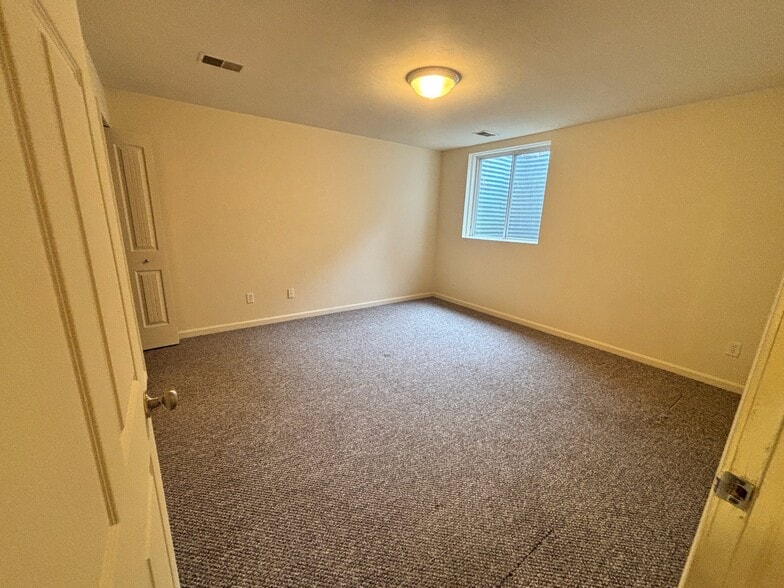 Building Photo - 1329 Fraternity Village Dr