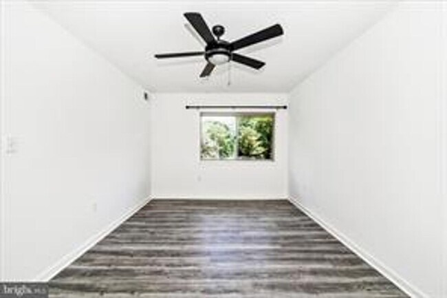 Building Photo - TOP FLOOR CONDO WITH QUIET VIEW
