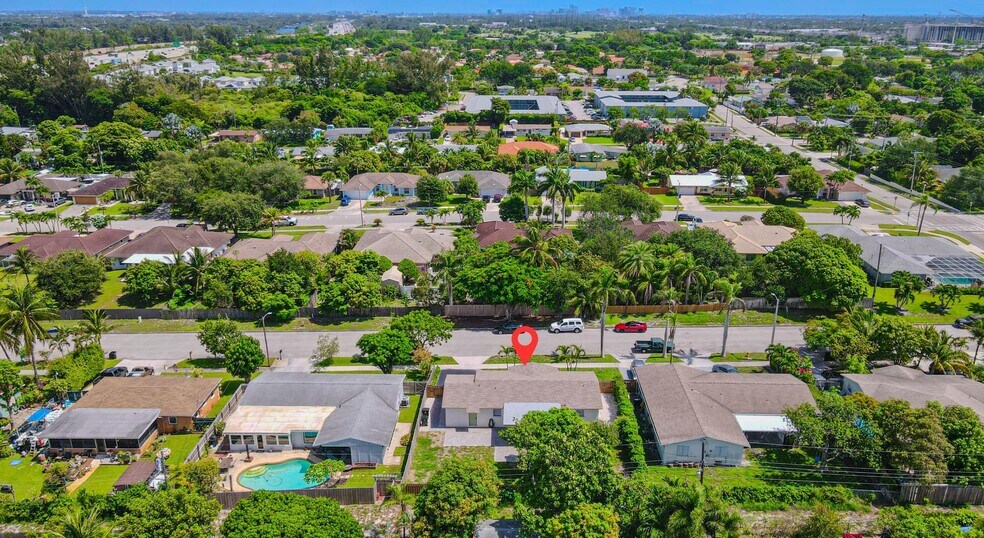 Building Photo - 1717 16th Ct N