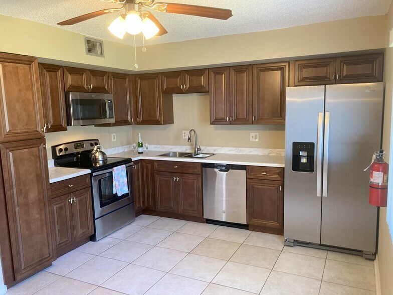 Kitchen - 2033 Oak Meadow Cir