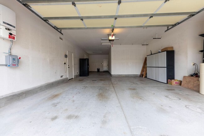 Building Photo - Beautiful 4 Bedroom 4 Bath House with Pool & Spa in Arroyo Vista