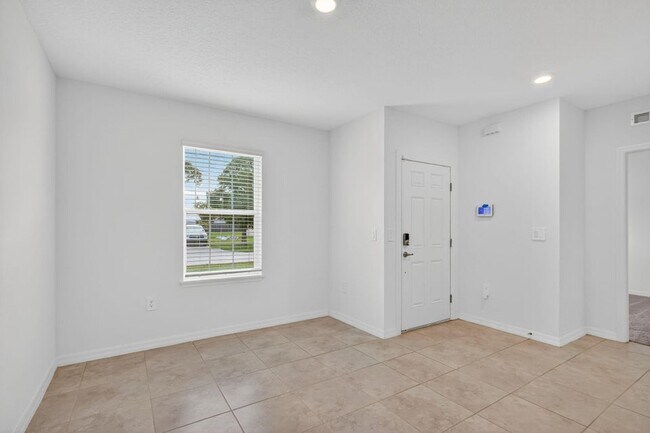 Building Photo - 657 NE Horizon Ln