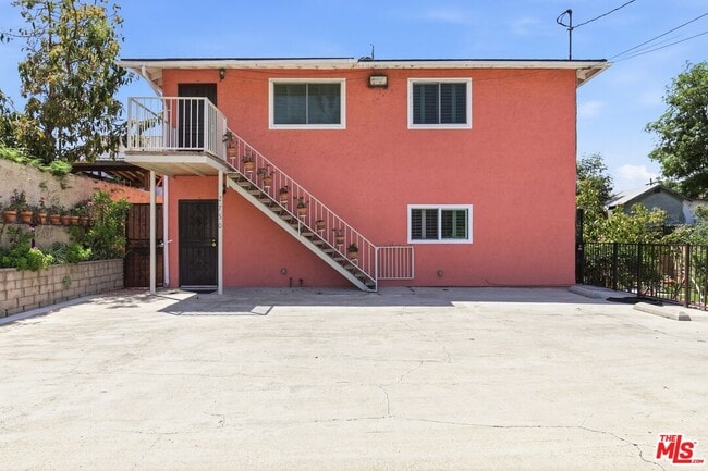 Building Photo - 2752 Guirado St