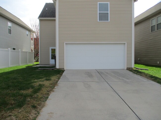 Building Photo - Spacious 2-Story House w/Double Garage For...