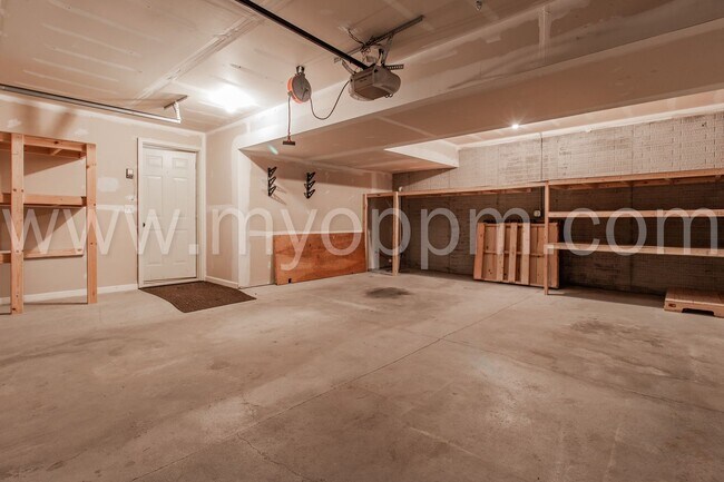Building Photo - Available NOW! | 3 Bedroom / 2 Bathroom Home | Bennington