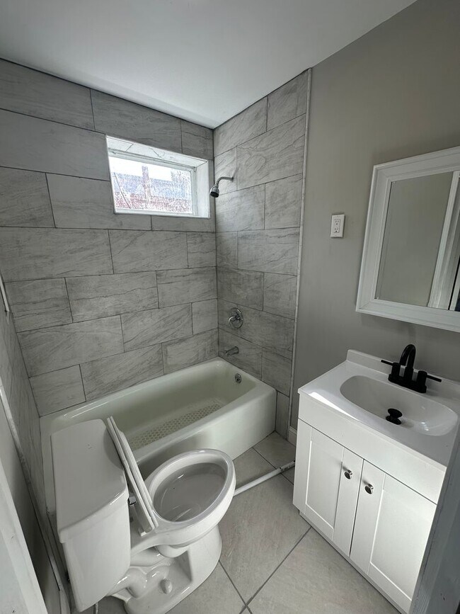 Building Photo - Fully renovated 3 bed, 1 bath townhome