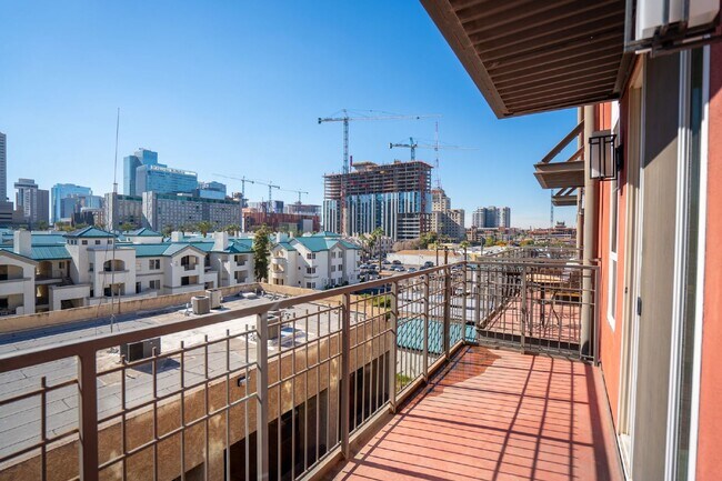 Building Photo - Central Phoenix Condo