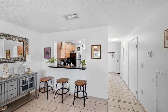 Building Photo - 9468 S Palm Dr