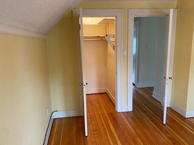 Building Photo - Arbor Lodge Bungalow!