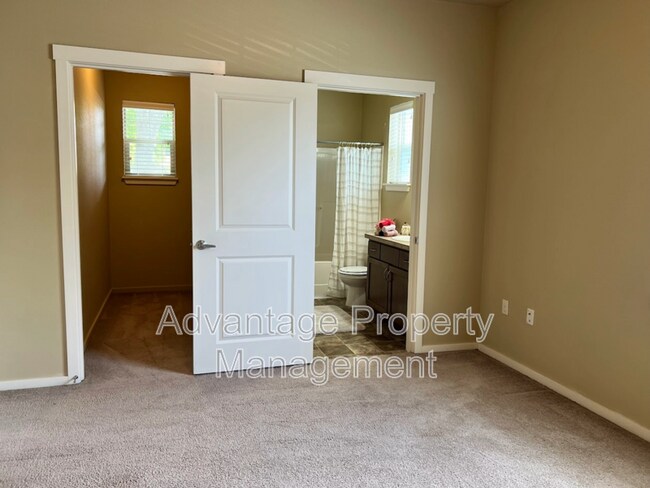 Building Photo - 523 Catron St N