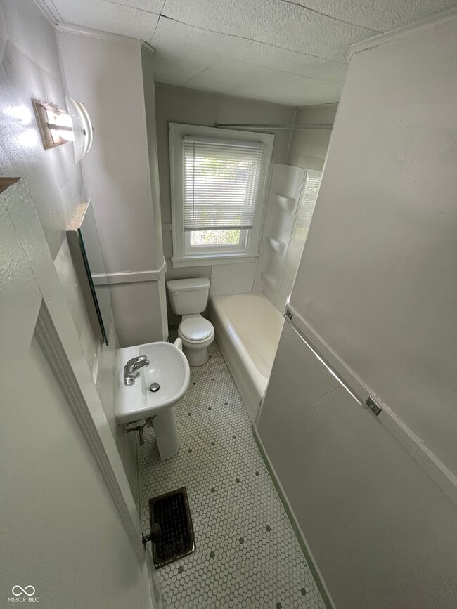 Building Photo - 841 N Emerson Ave