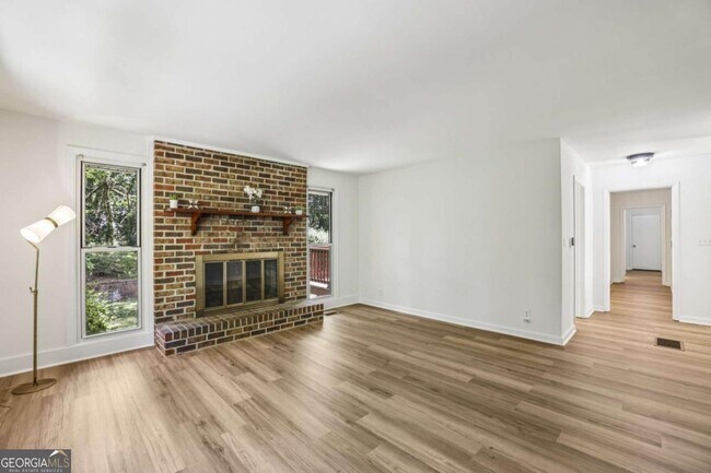 Building Photo - 3705 Donaldson Dr NE