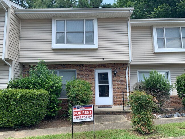 Building Photo - Renovated Townhome Near UNC, Downtown, fle...